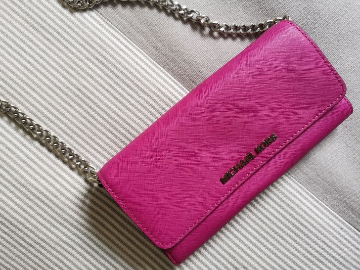 Michael Kors 玫红色斜挎包，可...