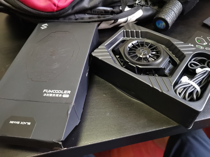黑鲨冰封散热背夹Pro，拆封使用过三次，外...