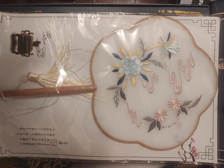刺绣扇子,玉术家买衣服送的!