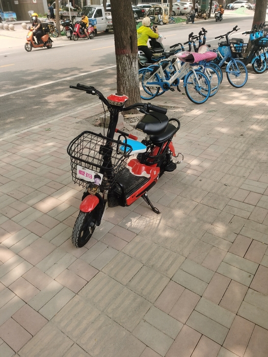 爱玛电动车，48V铅酸电池，车身小巧，座位...