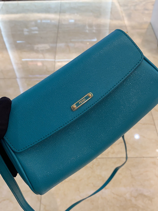 芬迪斜挎女包,轻便实用,正品保证,顺丰包邮...