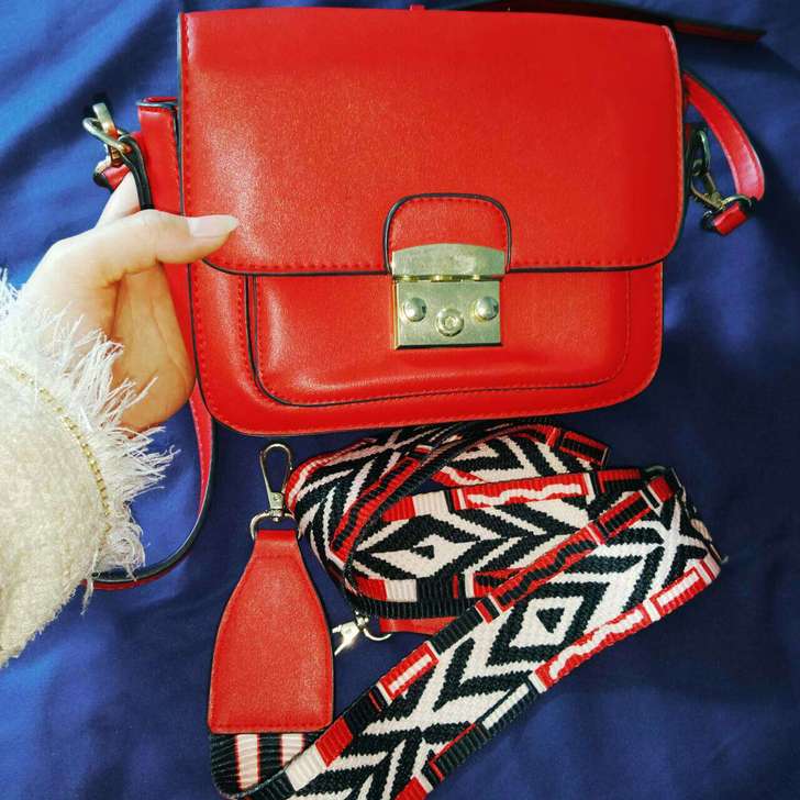 ＃正红色女包 六成新 有俩个包带 空间超大...