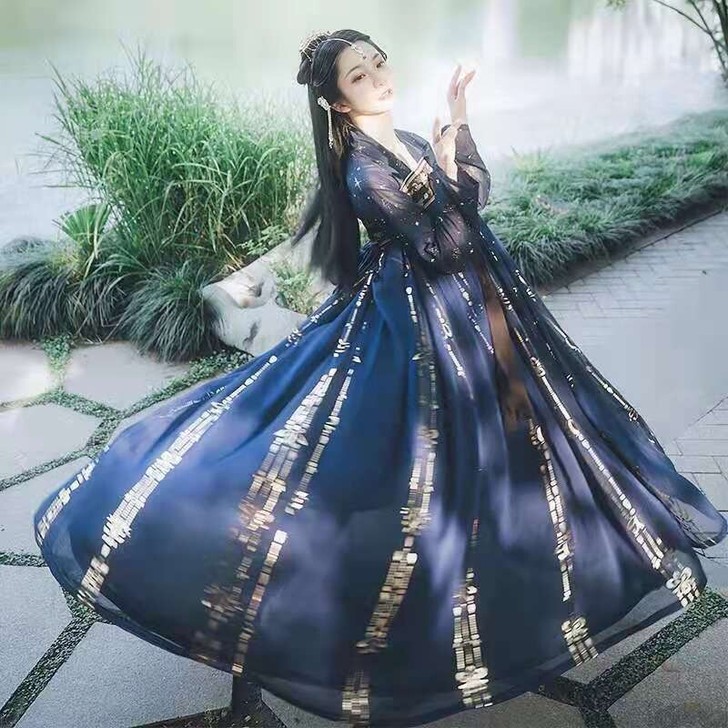 几乎全新只试穿两次汉服,原价100多,现价...