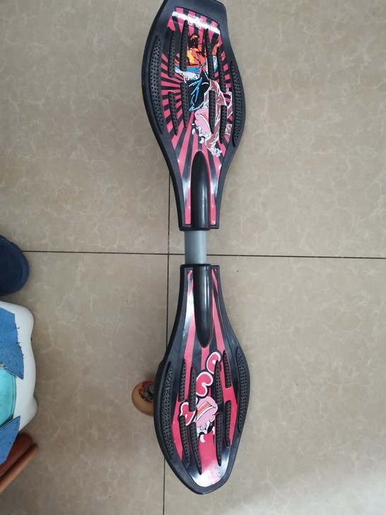 飓风牌两轮滑板,11岁以下需大人看护使用。...