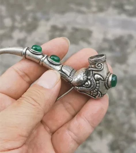 背筐老人使用的纯银老烟斗拿旧书市场来卖 纯...