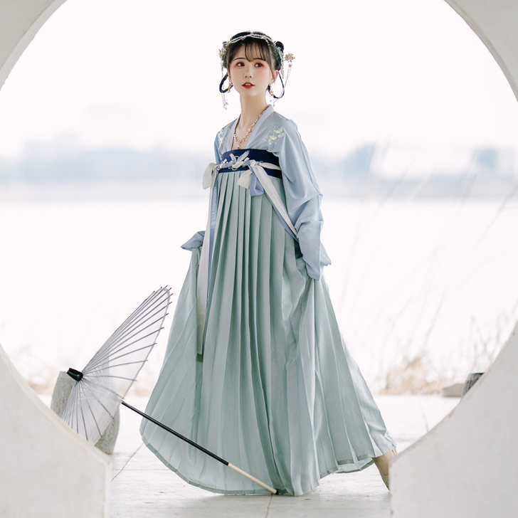 流烟昔冷汉服