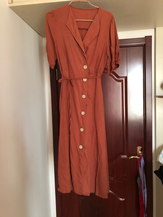 裙子,实体店购入,面料很舒服,洗着会有轻微...