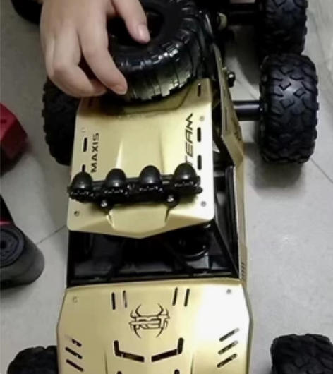 ：超大型46厘米遥控越野车。时速45km/...