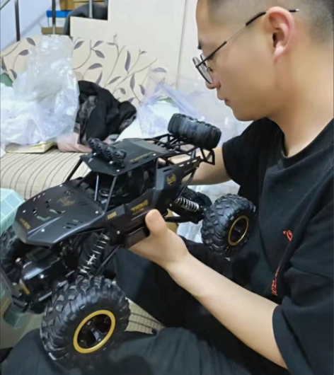 遥控车漂移越野车四驱攀爬大脚车高速赛车男孩...