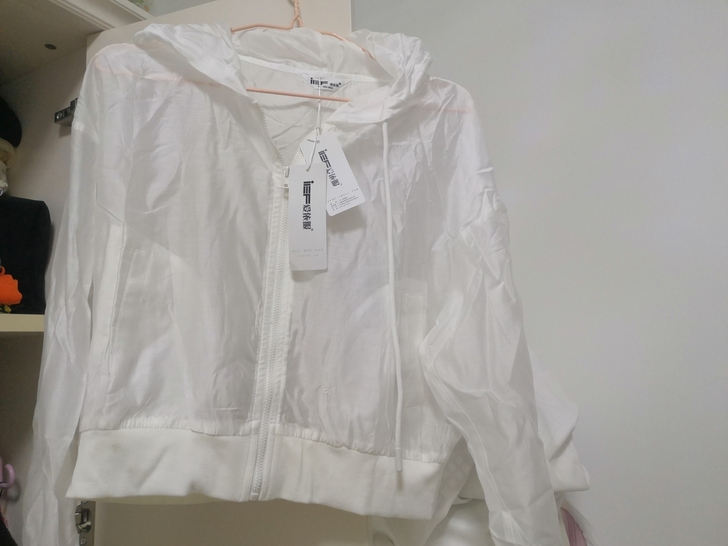 爱依服全新防晒开衫白色带帽子s码