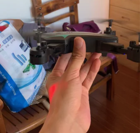 别人送孩子的无人机 打开试了一次，太快了不...