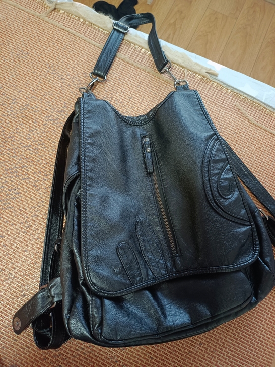 女包  可单背也可双肩，可做书包，书和平板...