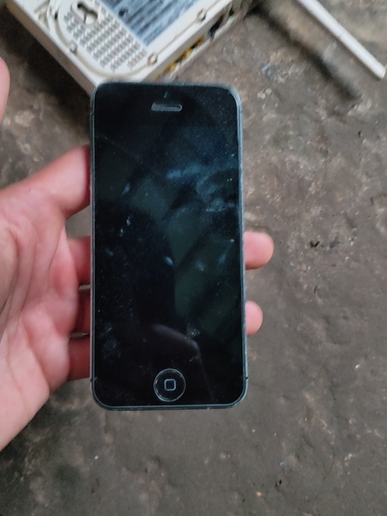 苹果4s，能开机，外观还可以，有锁，需要自...