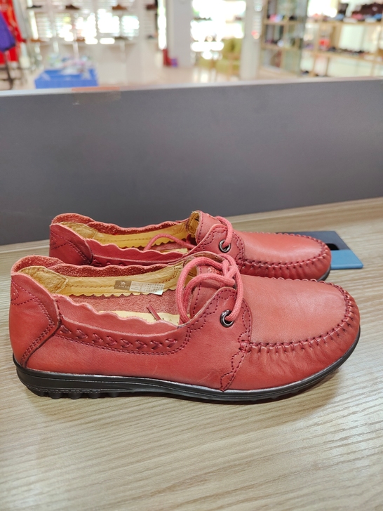 Came/骆驼正品女士休闲皮鞋，妈妈鞋35码