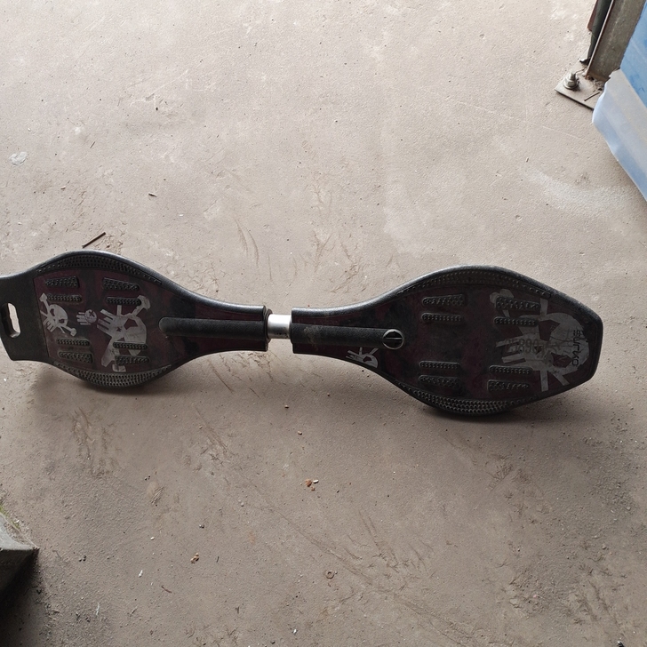 二手滑板，有需要的拿走。限本市自提