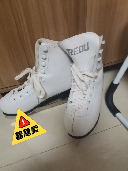 孩子没穿几次，买了新的冰鞋。真皮，穿着舒适...