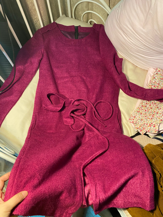 酒红色的呢子连衣裙，冬天年会买的，当时配了...