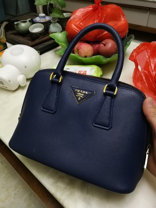 女士手提包，皮质非常好，耐用，家人的，买来...