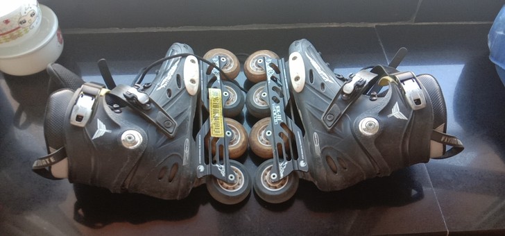 二手飞鹰轮滑鞋,上学时候滑过半个学期,转手...