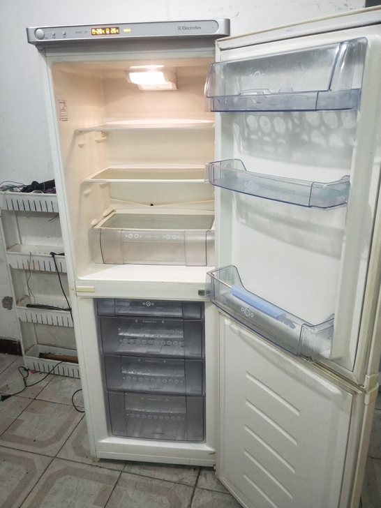 安排送货，伊莱克斯双门冰箱，211升，功能...