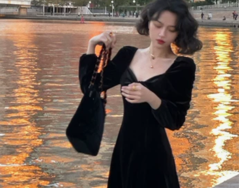 酒午自制法式复古女春黑色方领长袖丝绒裙收腰...
