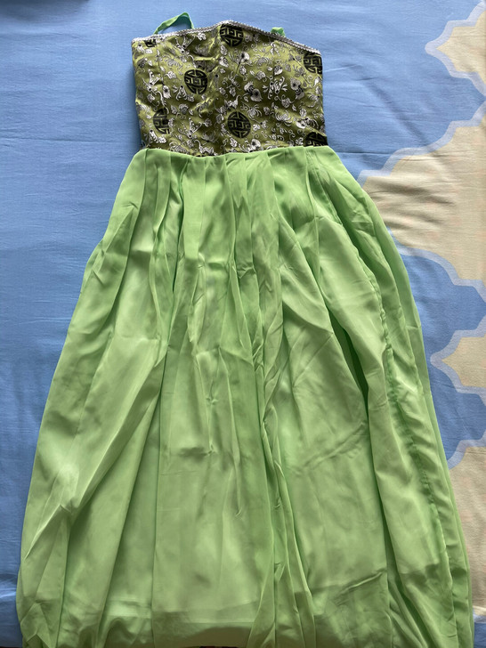 只上台演出穿过一次 很新很干净 衣服背面绑...