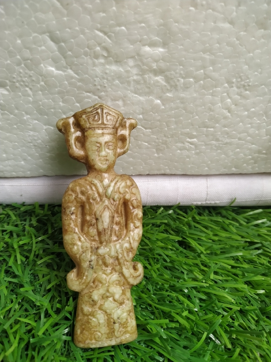 老玉雕的人物入手渠道:早年家族老前辈在古玩...