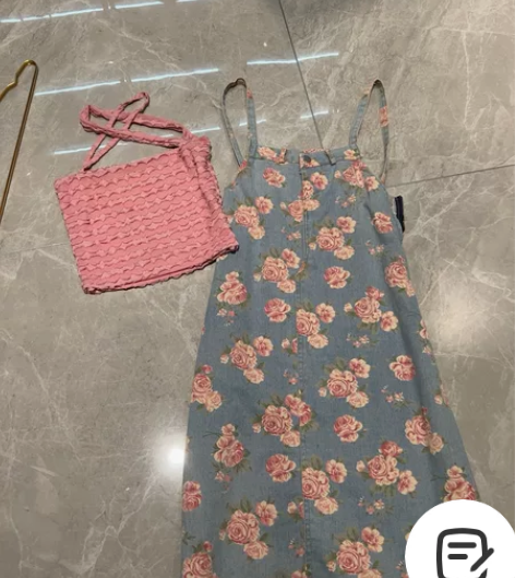 纯欲风牛仔印花背带裙+挂脖小吊带 感兴趣的...