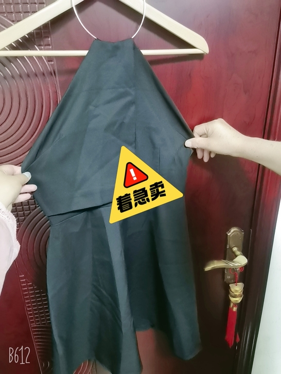 无袖挂脖连衣裙女夏小个子显瘦收腰露肩气质打...