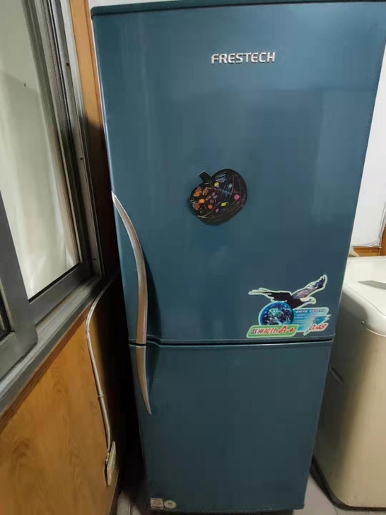 200多升的新飞冰箱搬家转让工作正常无维修...