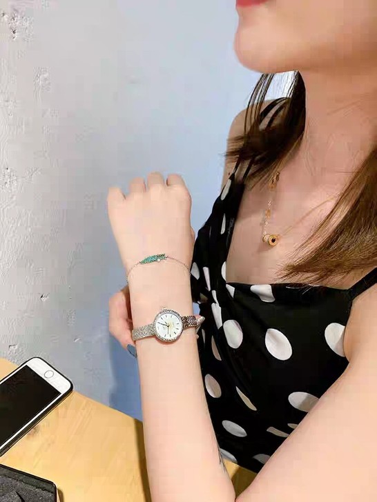 手表，女表，比较精致小巧，九新，表带可以随...