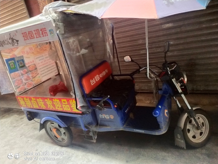 本人有电动三轮车一辆九成新有意者联系我