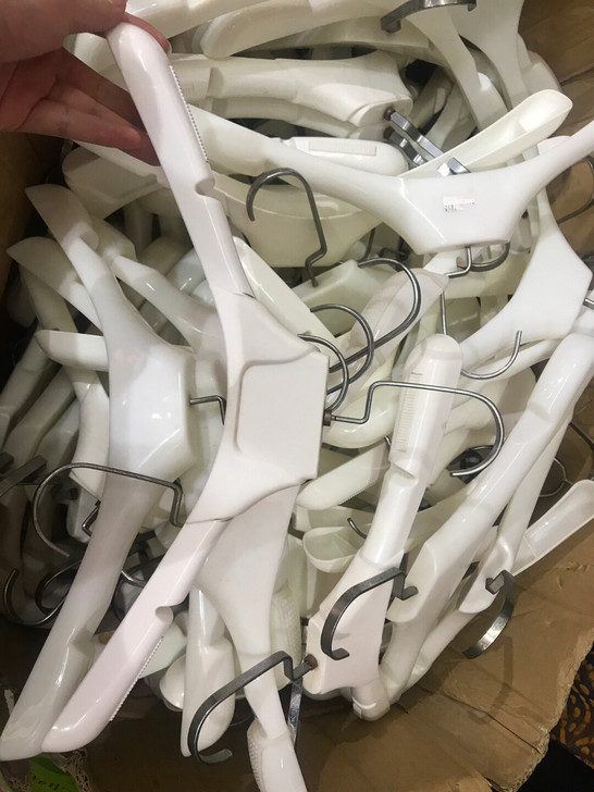 服装店衣架实拍 材质：塑料，1块一个，大概...