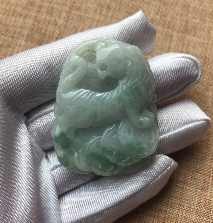 玉雕虎牌，有些年头了，品相如图，尺寸高4....
