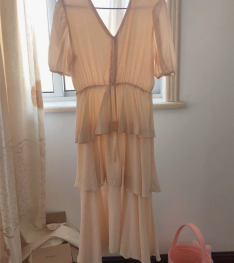 米黄色蛋糕裙 99新 颜色温柔 感兴趣的话...