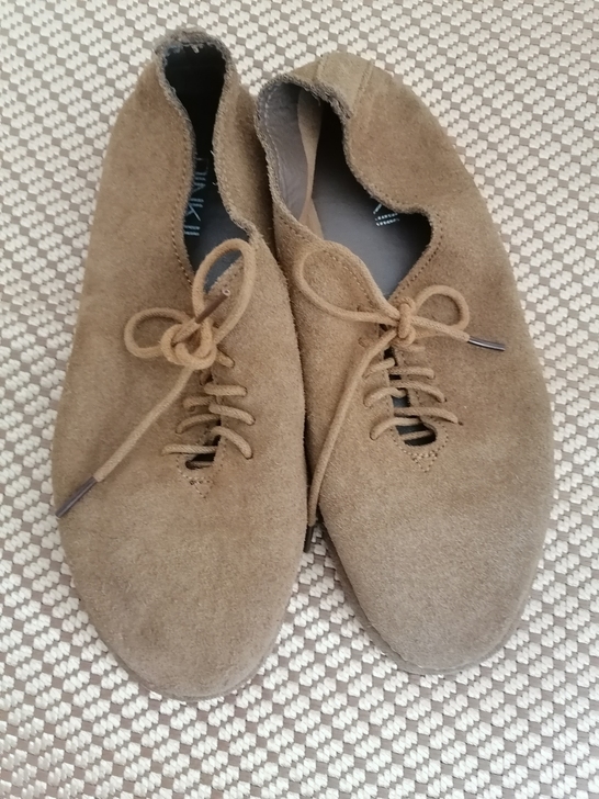 闲置女休闲鞋磨砂布面25包邮。