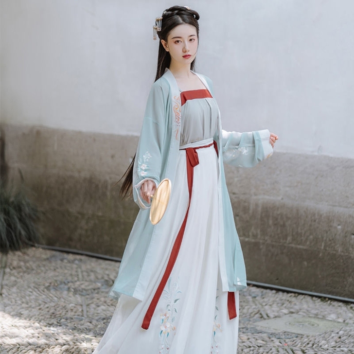 出汉服四件套买来穿过一次拍过照片就没有在穿...