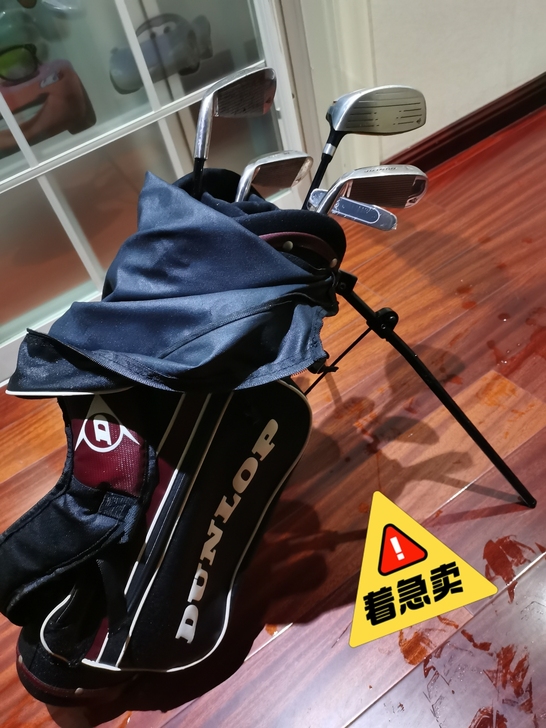 转让儿童邓禄普品牌高尔夫球具一套(5-15...