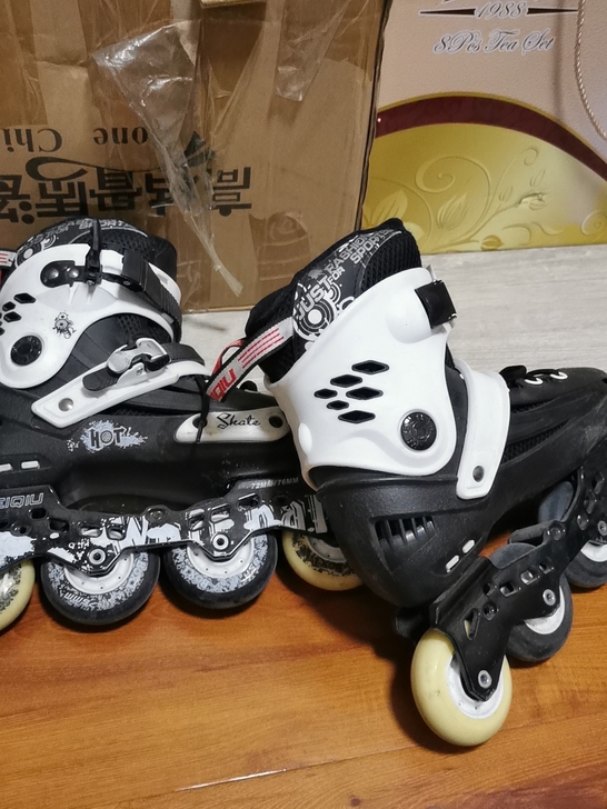 出溜冰鞋8成新。太重了，需要邮寄要自己付费...