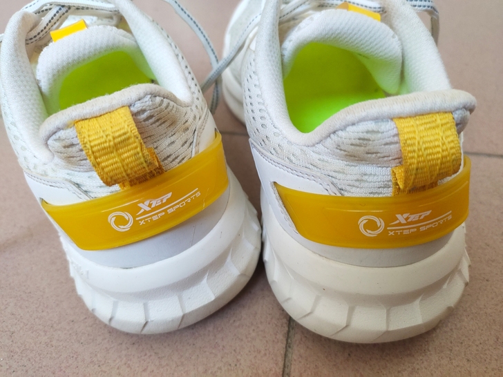 特步跑鞋，42码，穿的有点小，所以出售。