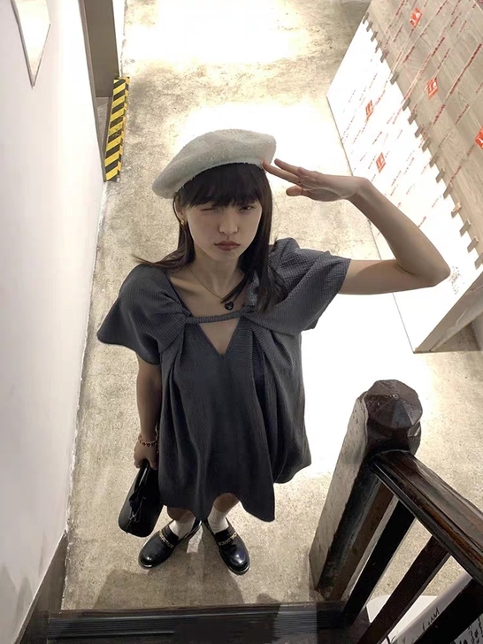 韩版连衣裙，很显瘦，前面带子很有设计感，不...