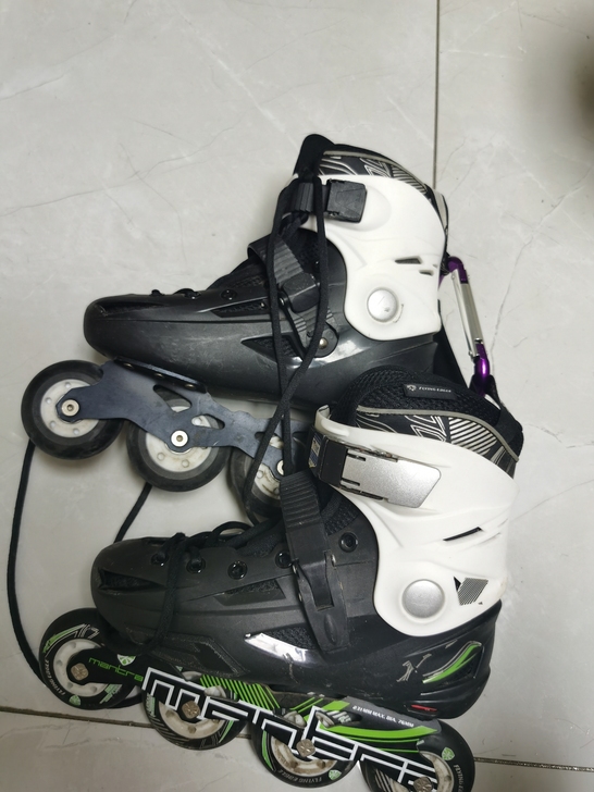 轮滑鞋，37码，七八成新，适合新学轮滑的朋...