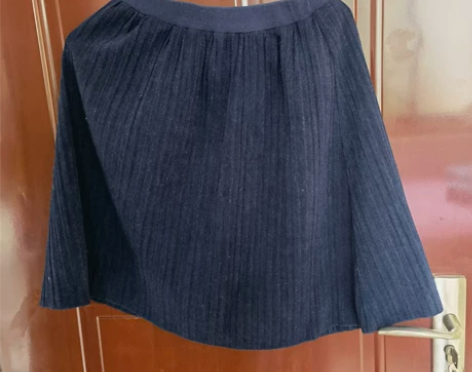 藏蓝色中裙,适合秋冬初春,有一点百褶,厚实...