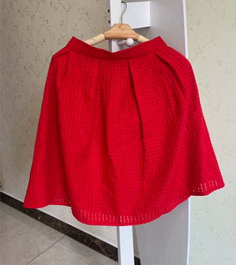 春夏款中裙，红色，搭配那个花朵黑色小上衣一...