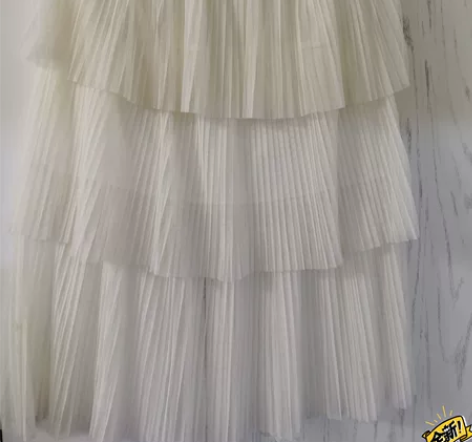 三层百褶中裙，垂感非常好，米白色。 感兴趣...