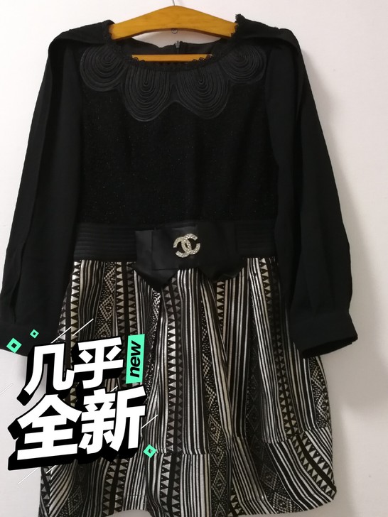 圆领竖条纹连衣裙