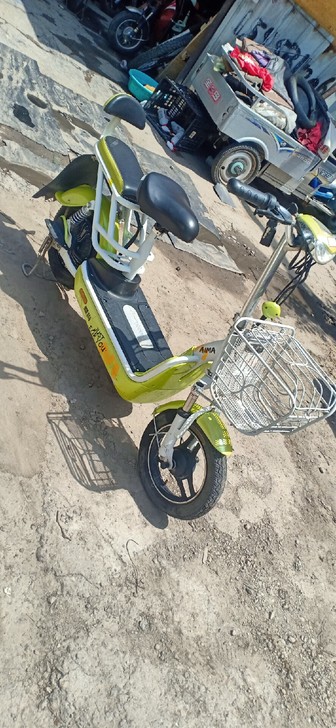 爱玛电动车9成新  48付  有劲