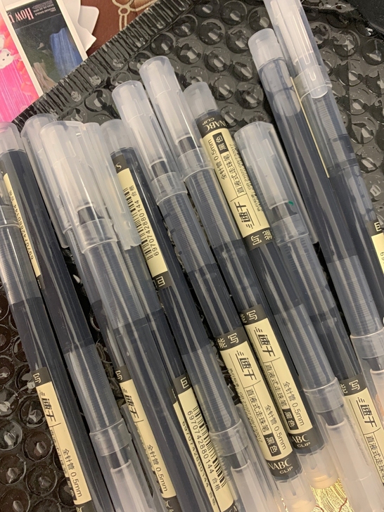 单位发的办公用品，中性笔黑色，太多了，用不...