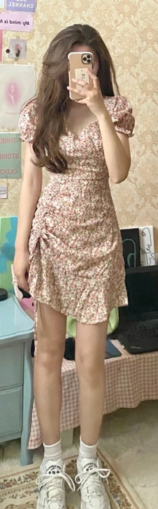 新入手的裙子买小了，弄甭了一点，在左肩那里...