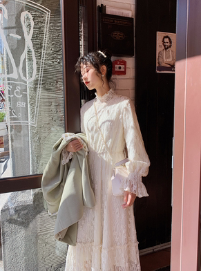 梅子熟了 文艺初秋法式复古收腰蕾丝长袖连衣...